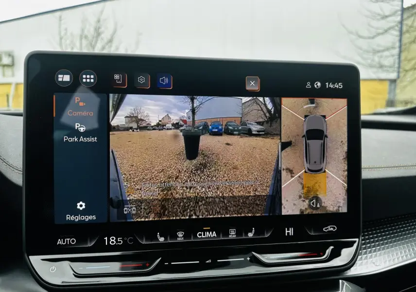 Écran tactile intérieur du CUPRA Formentor 2025 montrant la caméra de recul et l'assistance au stationnement.