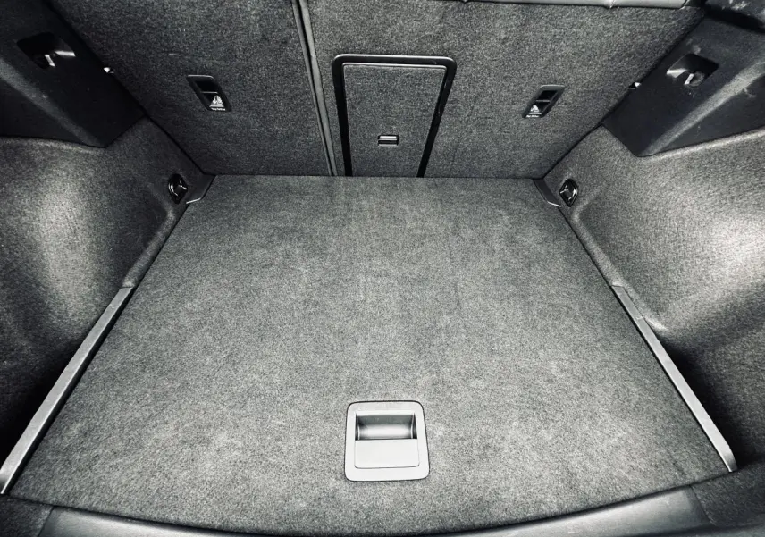 Coffre spacieux gris du CUPRA Formentor 2.0 TDI 2025, vue intérieure arrière avec banquette rabattable et trappe à skis.