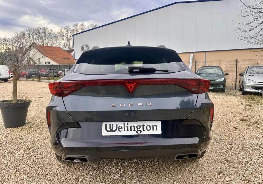 Vue arrière d'un CUPRA Formentor gris 2025 avec feux triangulaires et double sortie d'échappement intégrée.