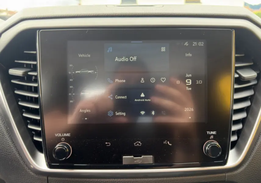 Écran tactile central du tableau de bord de l'Isuzu D-MAX 2026 avec interface Android Auto et commandes physiques.