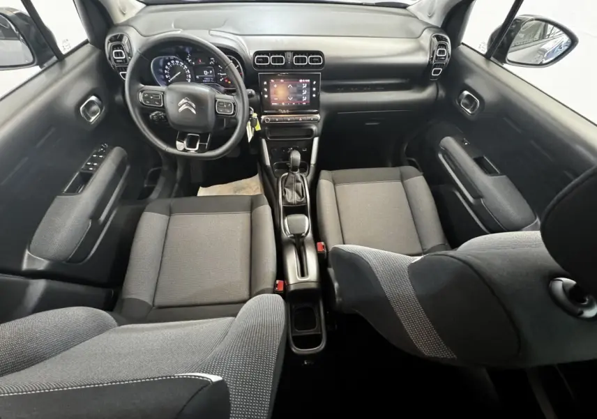 Vue intérieure avant de la Citroën C3 gris foncé 2019, avec volant cuir multifonctions et écran tactile central.