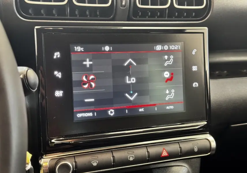 Écran tactile central du tableau de bord d’une Citroën C3 gris foncé, affichant les réglages de climatisation.