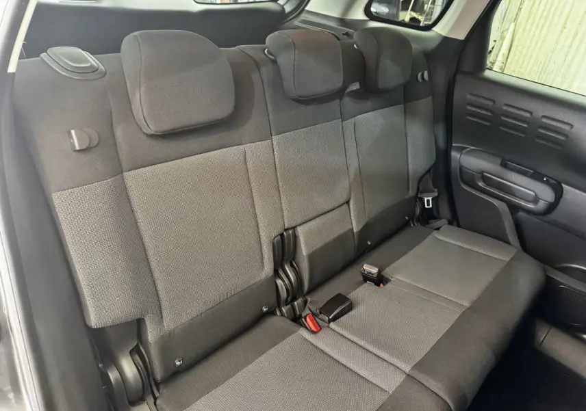 Vue intérieure côté droit sur la banquette arrière grise en tissu de la Citroën C3 PureTech 110 Shine 2019.
