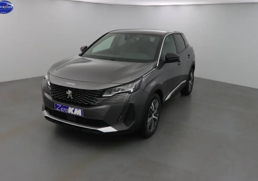 Peugeot 3008 gris platinium métal vue 3/4 avant droit dans un studio lumineux, avec calandre noire distinctive.