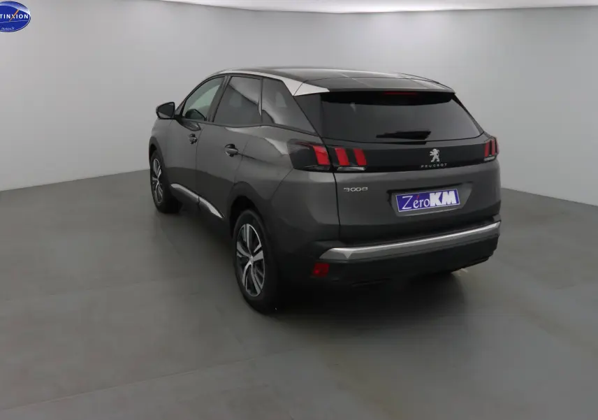 Peugeot 3008 gris platinium métal vue 3/4 arrière droit, avec feux arrière à griffes rouges et hayon fermé.