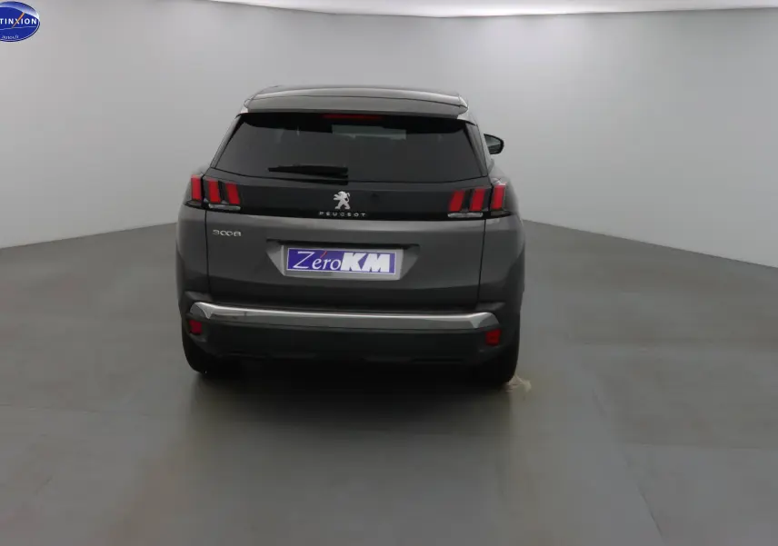 Vue arrière du Peugeot 3008 gris platinium métal 2023 avec feux arrière à griffes et plaque Zero KM.