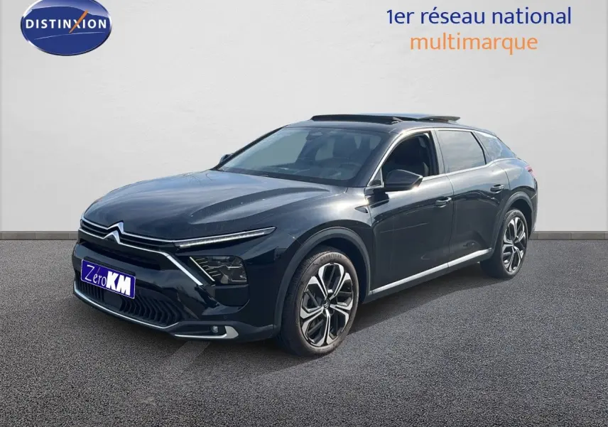 Citroën C5 X noir métal en 3/4 avant droit, avec jantes bi-ton et toit ouvrant panoramique visible.