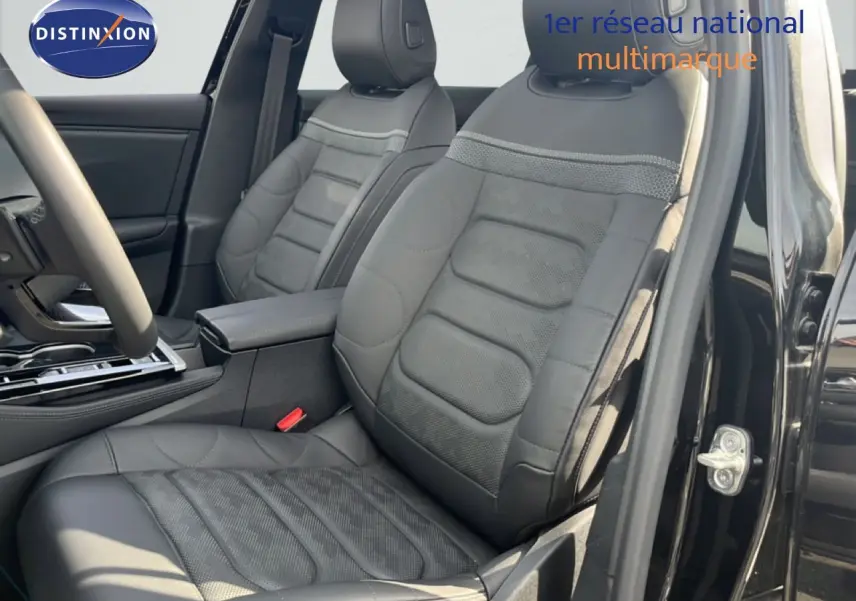 Vue intérieure côté conducteur montrant les sièges en cuir noir du Citroën C5 X 2023 finition Shine Pack.