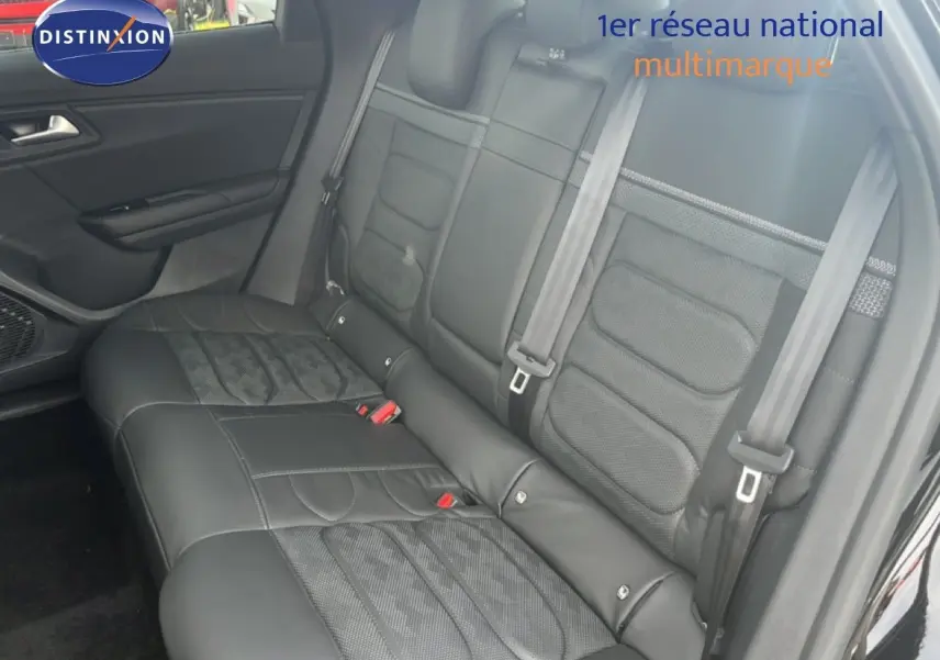 Vue intérieure du siège arrière en cuir noir d'une Citroën C5 X 2023, avec ceintures de sécurité visibles.
