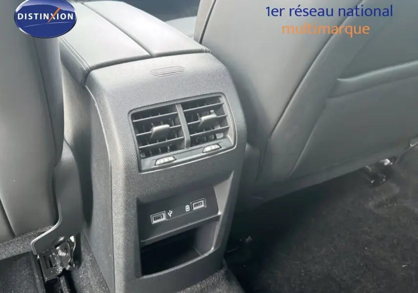 Détail de la console arrière avec bouches d’aération et ports USB dans une Citroën C5 X noire, vue intérieure arrière.