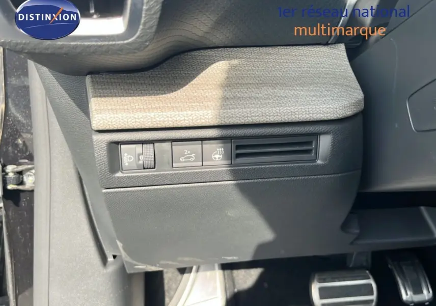 Détail du tableau de bord côté conducteur d'une Citroën C5 X noire, montrant les commandes d'éclairage et ventilation.