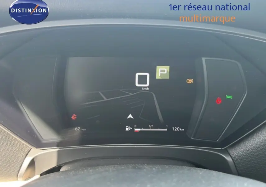 Tableau de bord numérique de Citroën C5 X 2023 affichant la vitesse à 0 km/h et la position parking, vue de face.