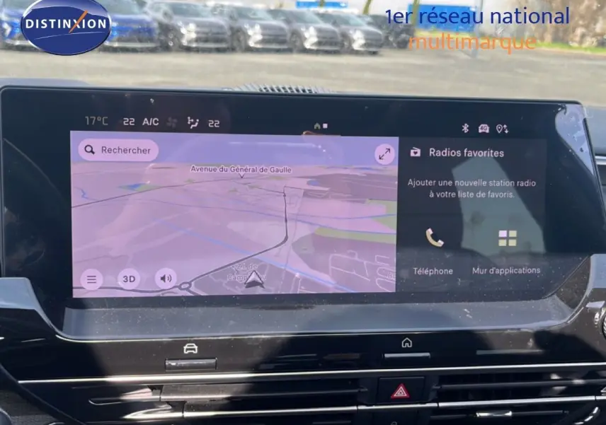 Vue rapprochée de l'écran tactile central du tableau de bord de la Citroën C5 X noire, affichant la navigation GPS.
