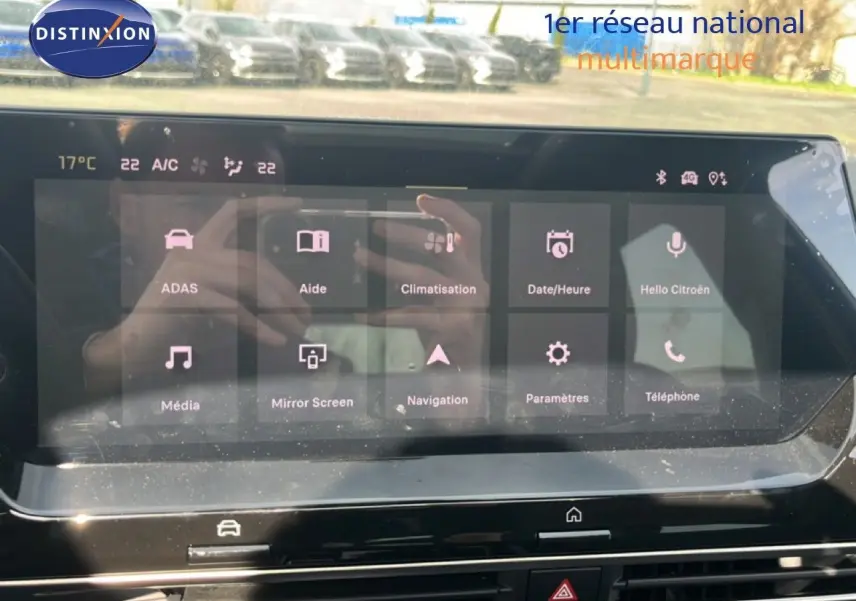 Écran tactile central du tableau de bord de la Citroën C5 X 2023 noir métal, affichant les options multimédia et climatisation.