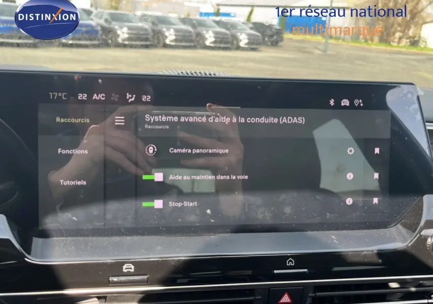 Écran tactile intérieur du Citroën C5 X noir métal 2023 affichant les aides à la conduite avancées.