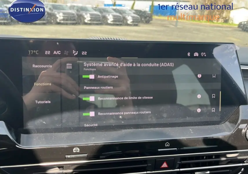 Écran tactile central affichant les aides à la conduite du Citroën C5 X 2023, intérieur noir brillant.
