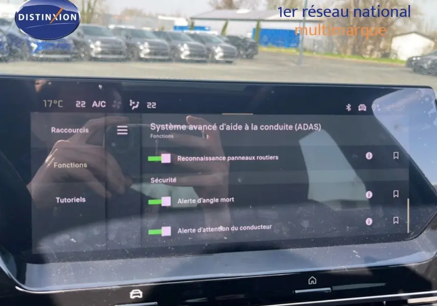 Vue intérieure du tableau de bord tactile du Citroën C5 X noir métal 2023, affichant les aides à la conduite avancées.