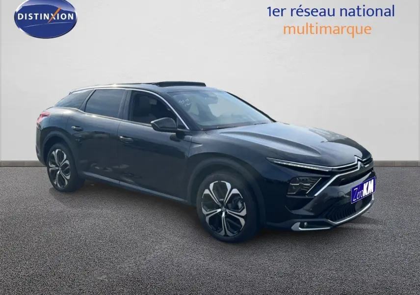 Citroën C5 X noir métal vue 3/4 avant droit, avec jantes bi-ton et toit panoramique sombre.