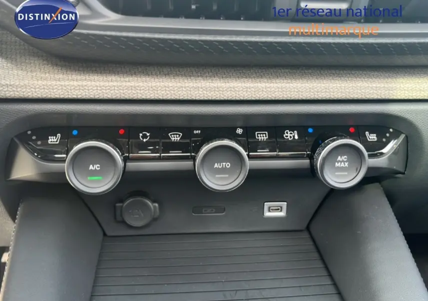Vue rapprochée de la console centrale du Citroën C5 X 2023 noir métal, montrant les commandes de climatisation automatique.