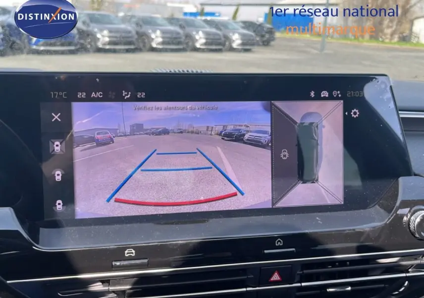 Écran de caméra de recul du Citroën C5 X noir métal 2023, vue arrière avec lignes de guidage et vue 360° du véhicule.