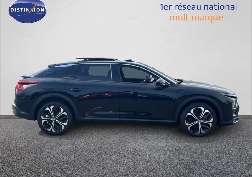 Profil droit d'une Citroën C5 X noire métal 2023 avec jantes bi-ton et toit ouvrant panoramique.