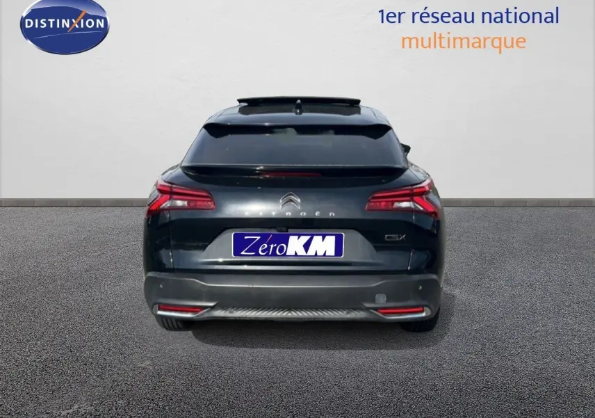Vue arrière d'une Citroën C5 X noire métallisée de 2023, avec feux arrière LED et toit ouvrant panoramique.