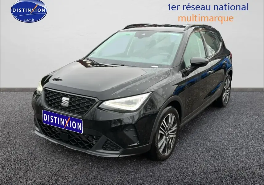 SEAT Arona noir minuit en 3/4 avant droit, avec jantes 17 pouces et calandre hexagonale distinctive.
