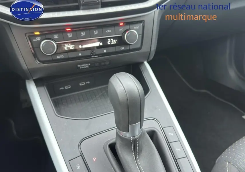 Levier de boîte automatique en cuir dans l'habitacle d'une SEAT Arona noir minuit, vue rapprochée centrale.