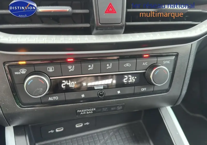 Détail de la console centrale avec climatisation bi-zone et commandes numériques sur SEAT Arona noir minuit.