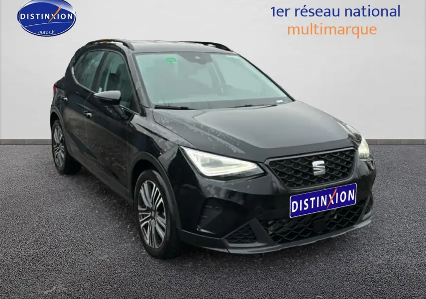 Vue 3/4 avant droite d'une SEAT Arona noir minuit avec jantes 17 pouces et signature lumineuse triangulaire des phares LED.