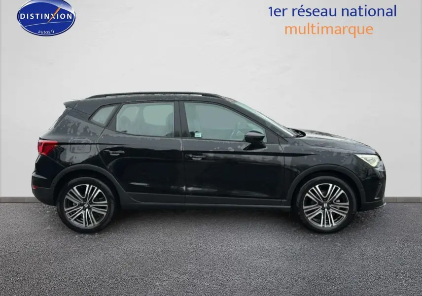 Vue de profil côté gauche d’un SEAT Arona noir minuit 2025 avec jantes 17 pouces urban design.