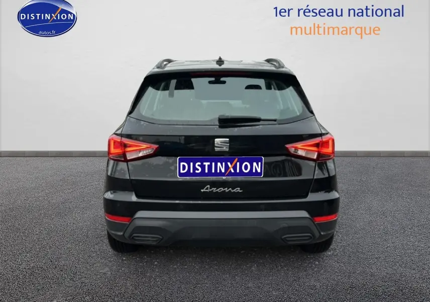 Vue arrière d'un SEAT Arona noir minuit avec feux LED et logo distinctif sur fond neutre.