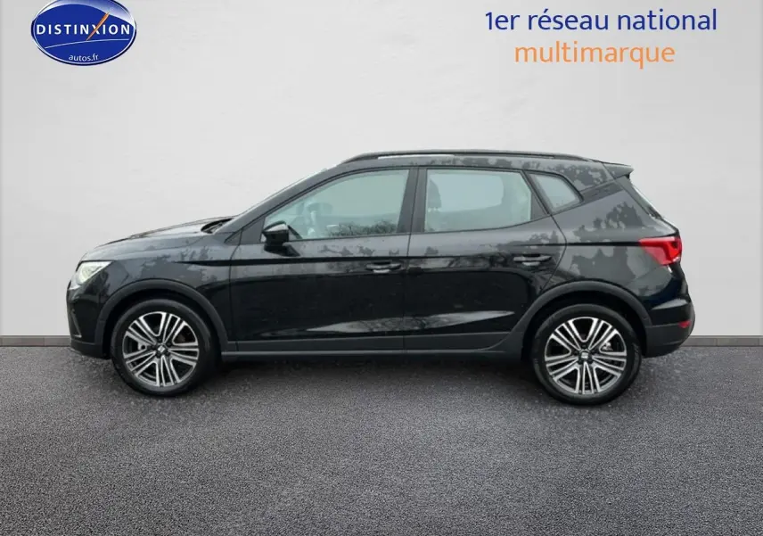 Vue de profil côté gauche d’un SEAT Arona noir minuit avec jantes 17 pouces Urban Design sur fond neutre.