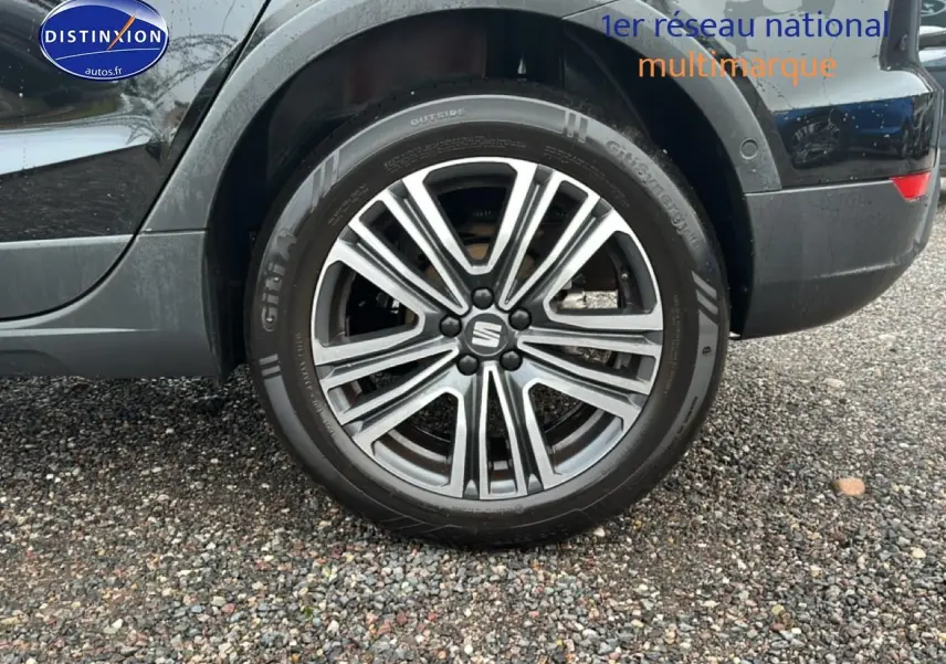 Gros plan sur la roue arrière droite d'une SEAT Arona noir minuit avec jante 17 pouces Urban Design.