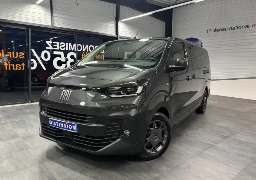 Fiat Scudo Fourgon gris foncé vu en 3/4 avant droit, avec jantes tôle noires et calandre moderne.