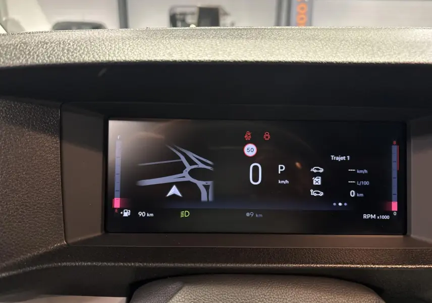 Affichage numérique du combiné de bord du Fiat Scudo Fourgon gris foncé, vue frontale rapprochée.