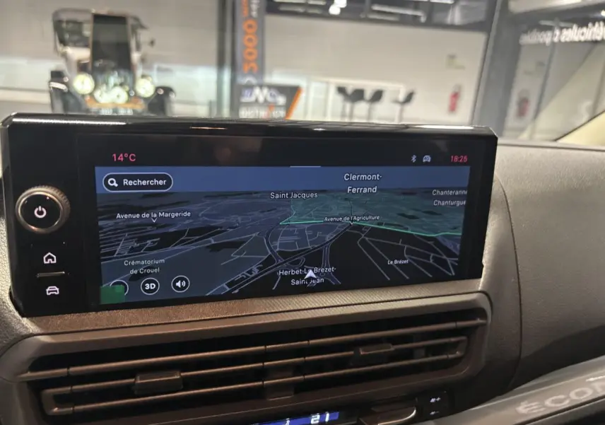 Écran tactile central avec navigation GPS affichant une carte, intérieur du Fiat Scudo Fourgon 2026.