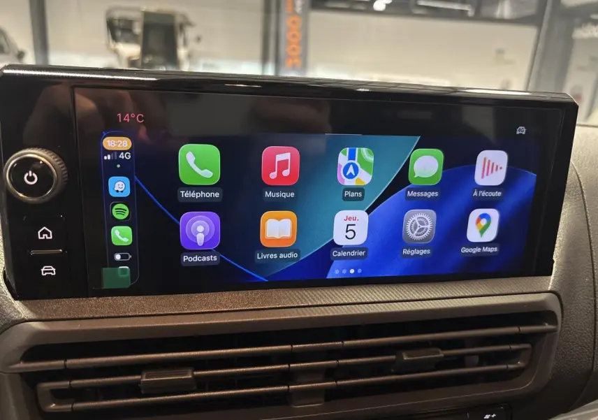 Écran tactile central du tableau de bord du Fiat Scudo Fourgon gris foncé, affichant des applications connectées.