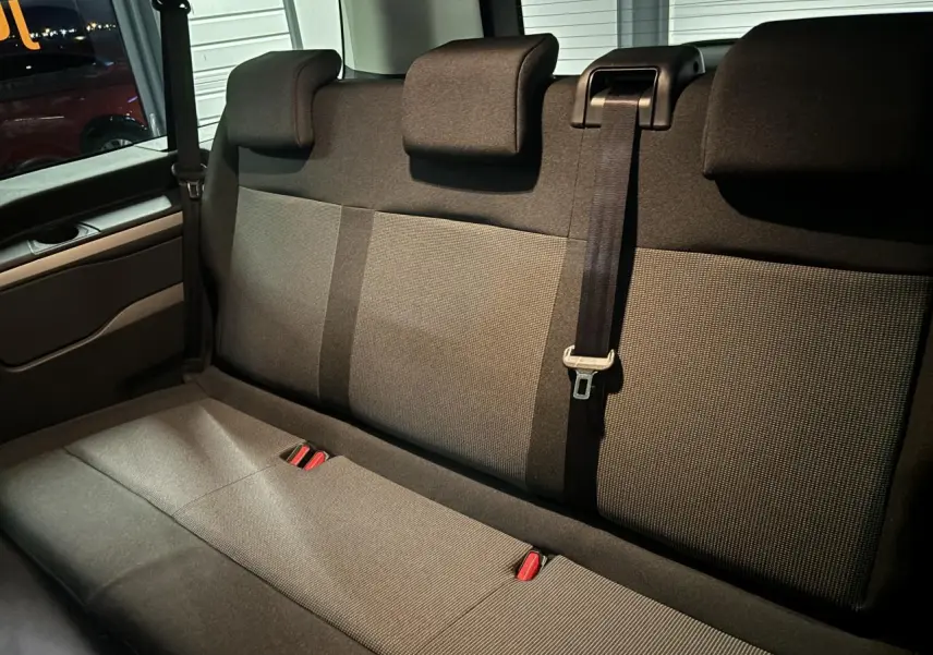Banquette arrière trois places en tissu bi-ton gris et noir du Fiat Scudo Fourgon XL 2026, vue de côté droit.