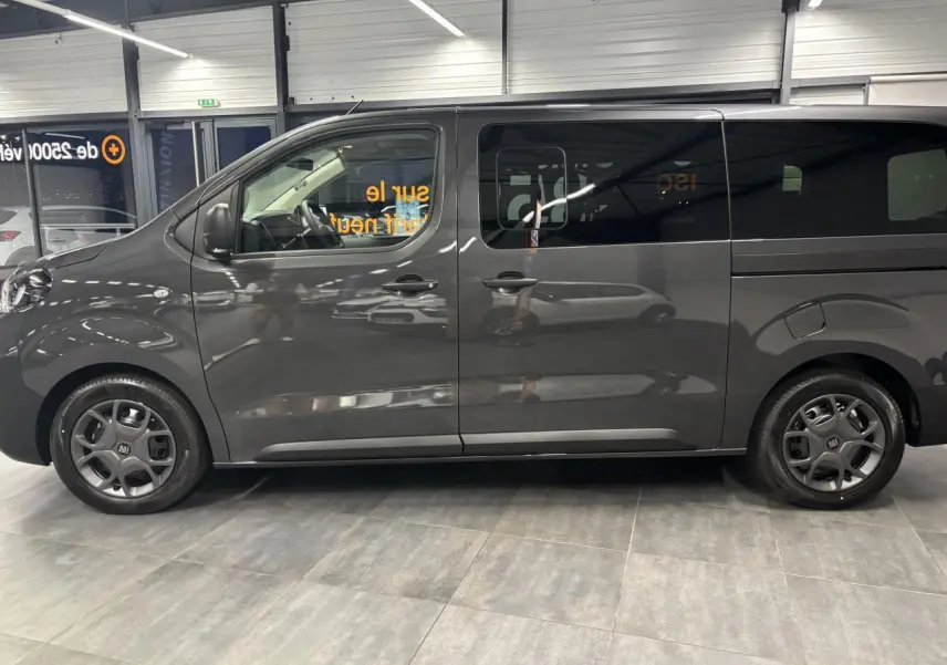 Vue de profil côté gauche du FIAT Scudo Fourgon XL gris foncé avec jantes tôle 17'' noires et vitres latérales teintées.