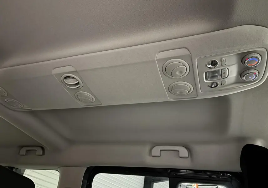 Plafond intérieur gris clair du FIAT Scudo Fourgon XL 2026 avec commandes de climatisation et aérateurs arrière.