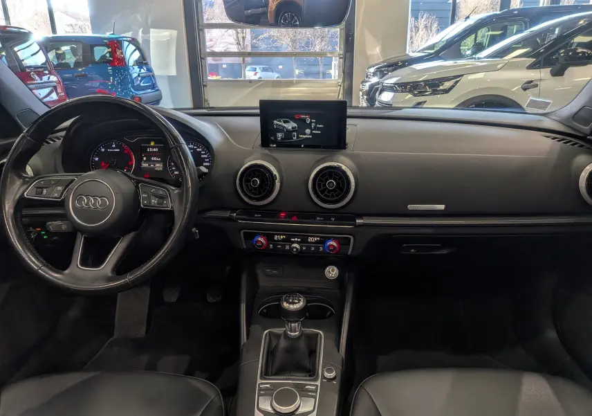 Vue intérieure de l'Audi A3 Cabriolet 1.6 TDi 2017, tableau de bord noir avec volant multifonction et écran central.