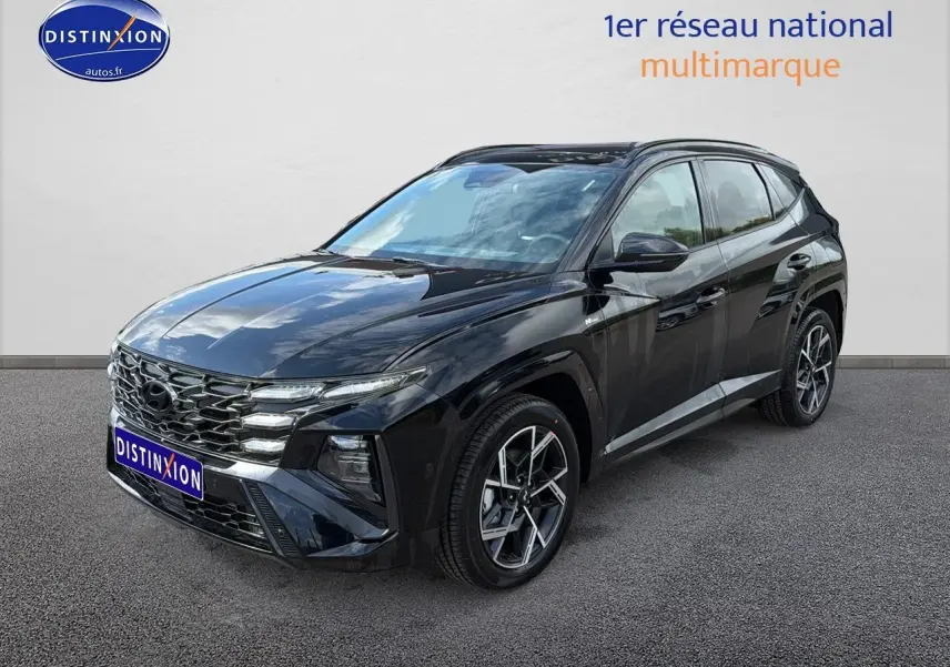 Hyundai Tucson noir vu en 3/4 avant droit, avec calandre chromée et jantes alliage distinctives.