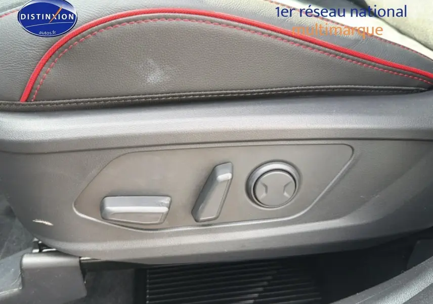 Détail des commandes électriques de réglage du siège conducteur noir avec surpiqûres rouges du Hyundai Tucson 2026.
