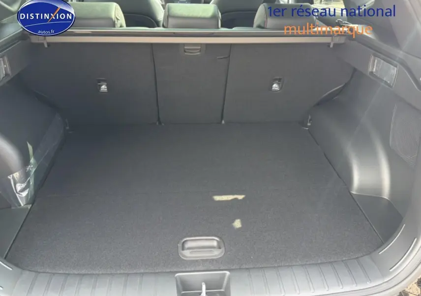 Coffre ouvert du Hyundai Tucson noir, vue de l'arrière montrant un espace de chargement spacieux et propre.