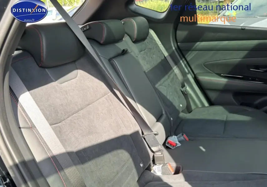 Vue latérale des sièges arrière noirs en cuir et alcantara avec surpiqûres rouges du Hyundai Tucson 2026.