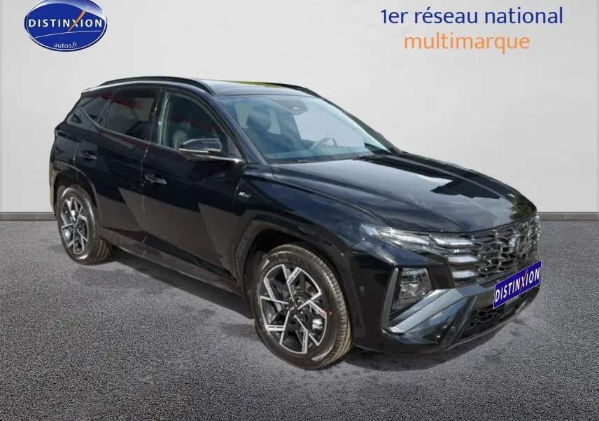 Hyundai Tucson noir en 3/4 avant droit, avec calandre chromée et jantes alu distinctives.