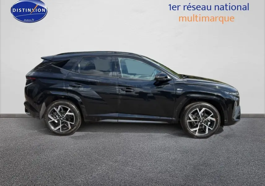 Profil côté gauche du Hyundai Tucson noir 2026 hybride N Line avec jantes alu et toit panoramique.