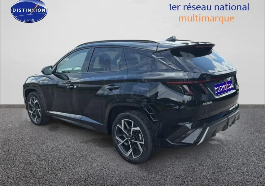 Vue 3/4 arrière droite du Hyundai Tucson noir avec jantes alu et feux arrière LED distinctifs.