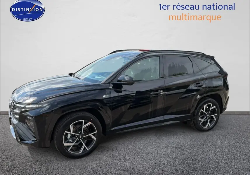 Vue latérale gauche du Hyundai Tucson noir 2026 finition N Line avec jantes alliage et toit panoramique.